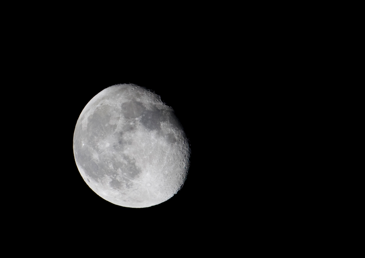 Moon_250mm_by_VictorCS.jpg